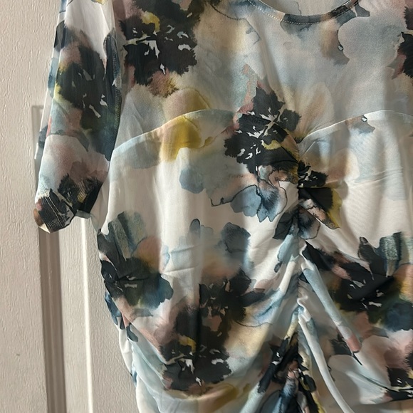 TORRID Stretch Mesh Crew Neck Ruched Top: MULTI FLORAL PRINT: NWT: SIZE 1 - Picture 3 of 5